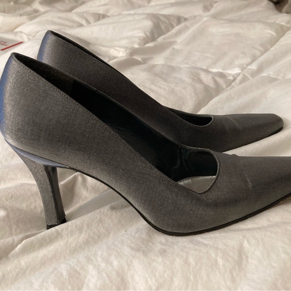 Stuart Weitzman Silver Pump Ex Cond - Picture 6 of 9